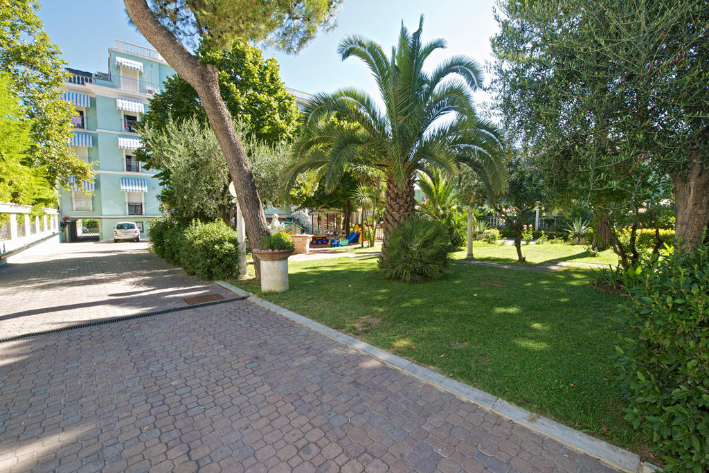 Hotel Garden Cattolica Exterior photo