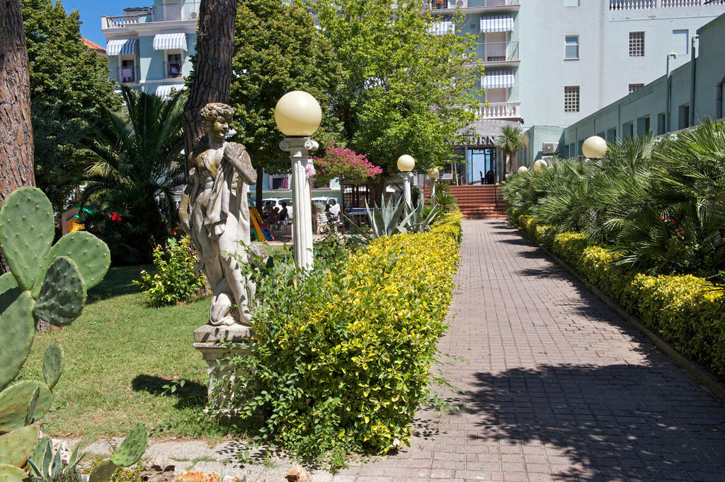 Hotel Garden Cattolica Exterior photo